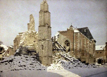 Die Kirche Saint-Martin, die während des Rückzugs der deutschen Armee gesprengt wurde, Chauny, Aisne, Frankreich, Februar 1917 (Autochrom)